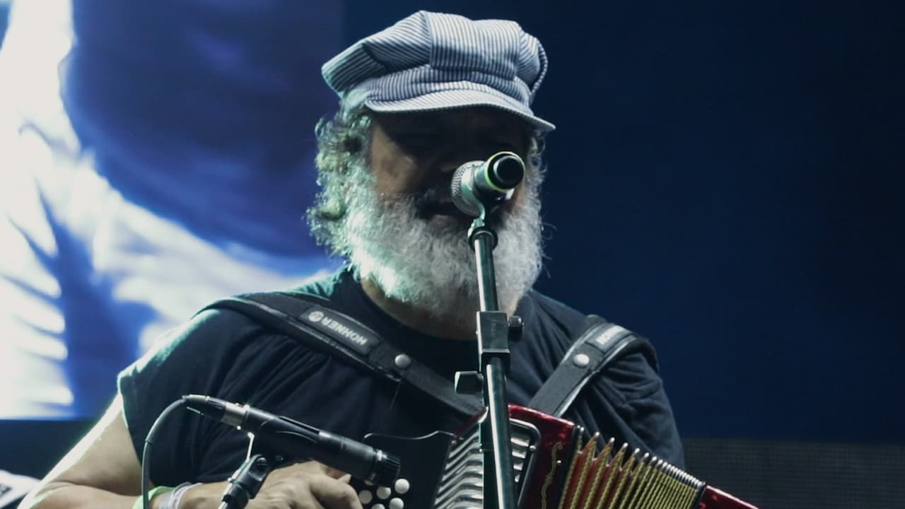 Celso Piña, también conocido como “El Rebelde del Acordeón”, falleció este 21 de agosto del 2019 a los 66 años de edad; conoce algo de su gran trayectoria. El oriundo de la colonia Independencia en Monterrey, Nuevo León recibió a los 27 años su primer acordeón, instrumento que lo acompañó durante toda su trayectoria en la cumbia.