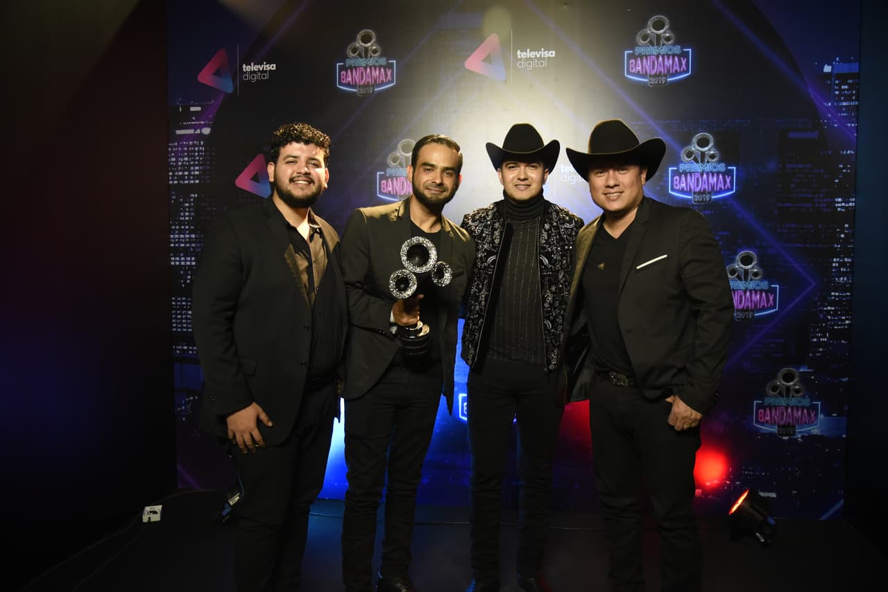 Chaidez también posó para la foto con su reconocimiento al lado de "Sus plebes".