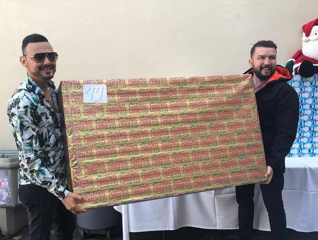 El cantante Geovanni Mondragón y Poncho presumieron uno de los presentes dados en la celebración decembrina.
