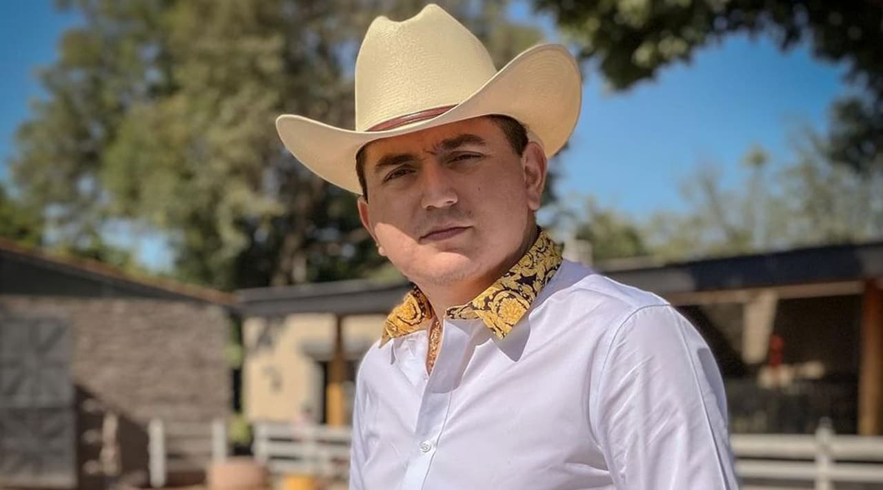 César Sánchez, de Los Plebes del Rancho, imita a Valentín Elizalde cantando 'Vete Ya'