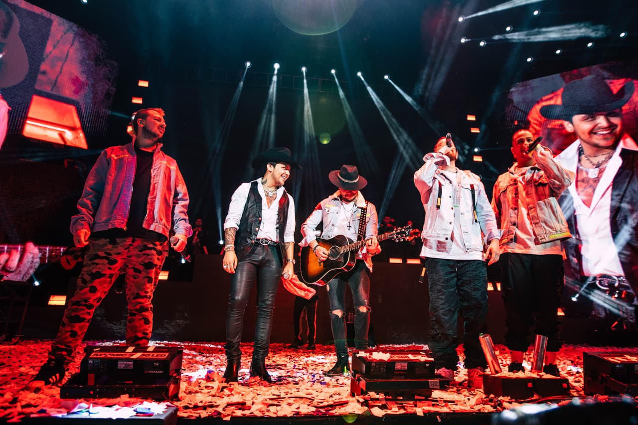 Piso 21 acompañó a Christian Nodal en la canción "Pa'Olvidarme de Ella".
