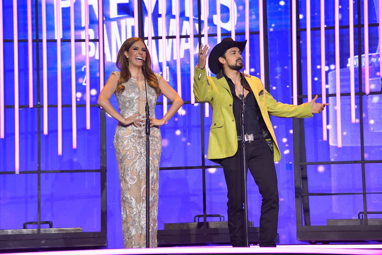 El Bebeto no pudo recoger el premio al Video del Año por “Seremos”. Andrea Escalona y Miguel Martínez señalaron que se encontraba enfermo.