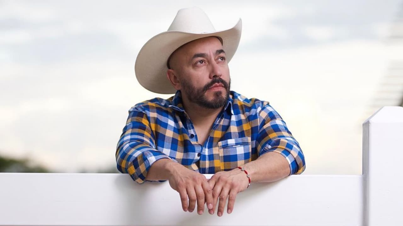 Además de cocinero, Lupillo Rivera presume sus habilidades como carpintero