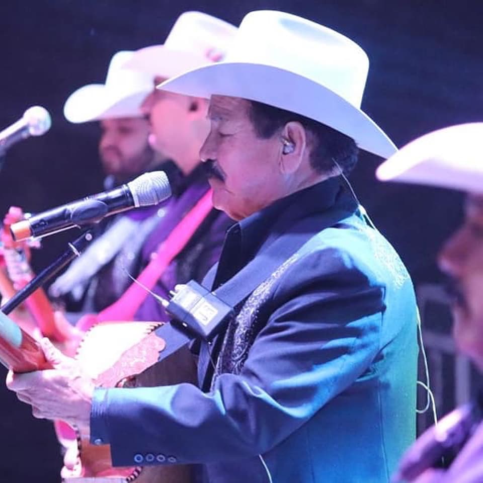 La composición, de Raúl Enrique de la Mora, es interpretada por Don Chayo, quien le impregna ese estilo único que caracteriza a la agrupación.