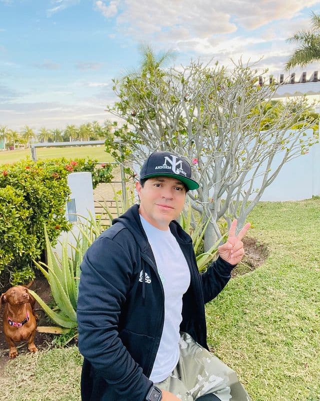 Jorge Medina. Los perros de raza dachshund, o mejor conocidos como "salchicha", son del gusto del cantante de banda.