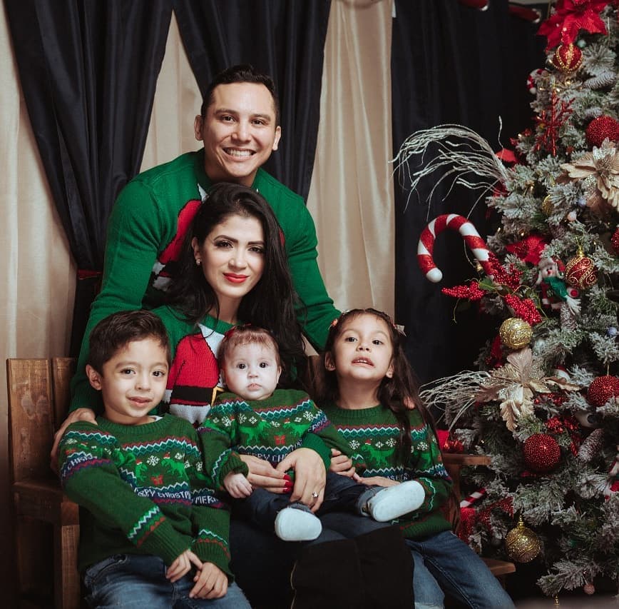 Para las postales navideñas, toda la familia usó un suéter verde.