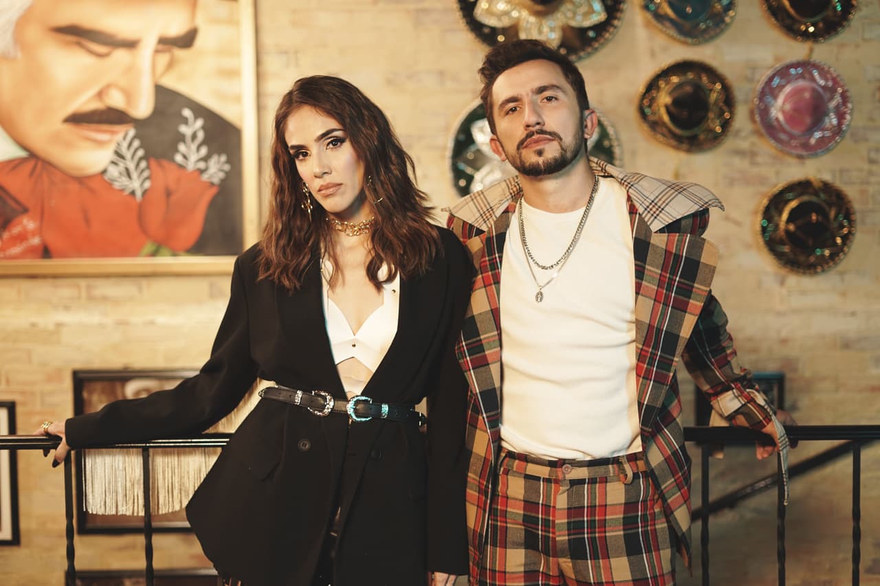 Sandra Echeverría y el colombiano Nabález colaboraron en el tema "¿Por Qué Te Vas?".