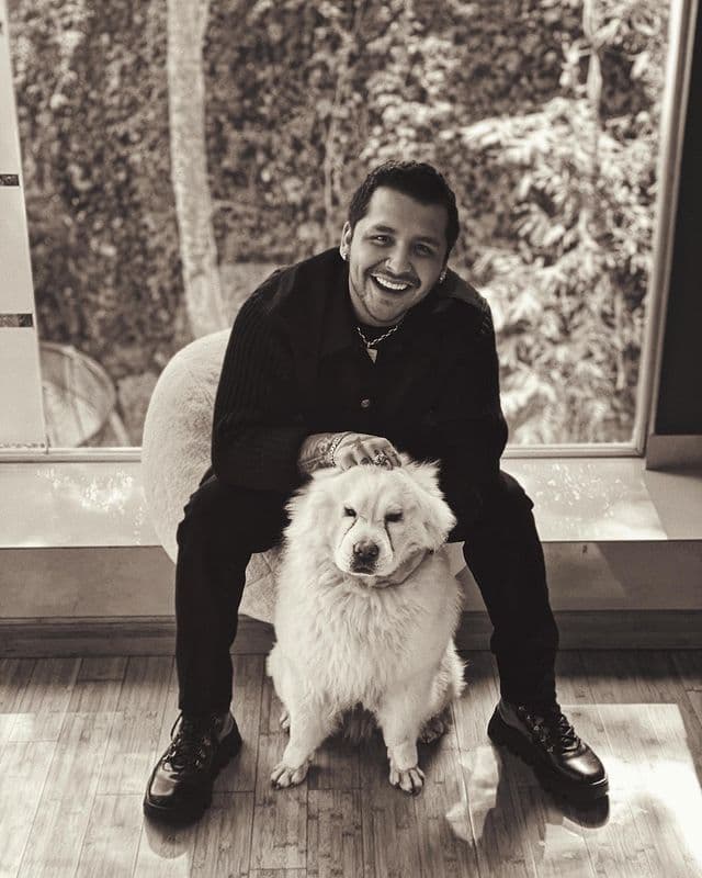 Christian Nodal. El cantautor sonorense tiene en sus redes sociales oficiales imágenes de Zoro, uno de sus perros que nombró en homenaje a uno de los personajes de la serie japonesa "One Piece".