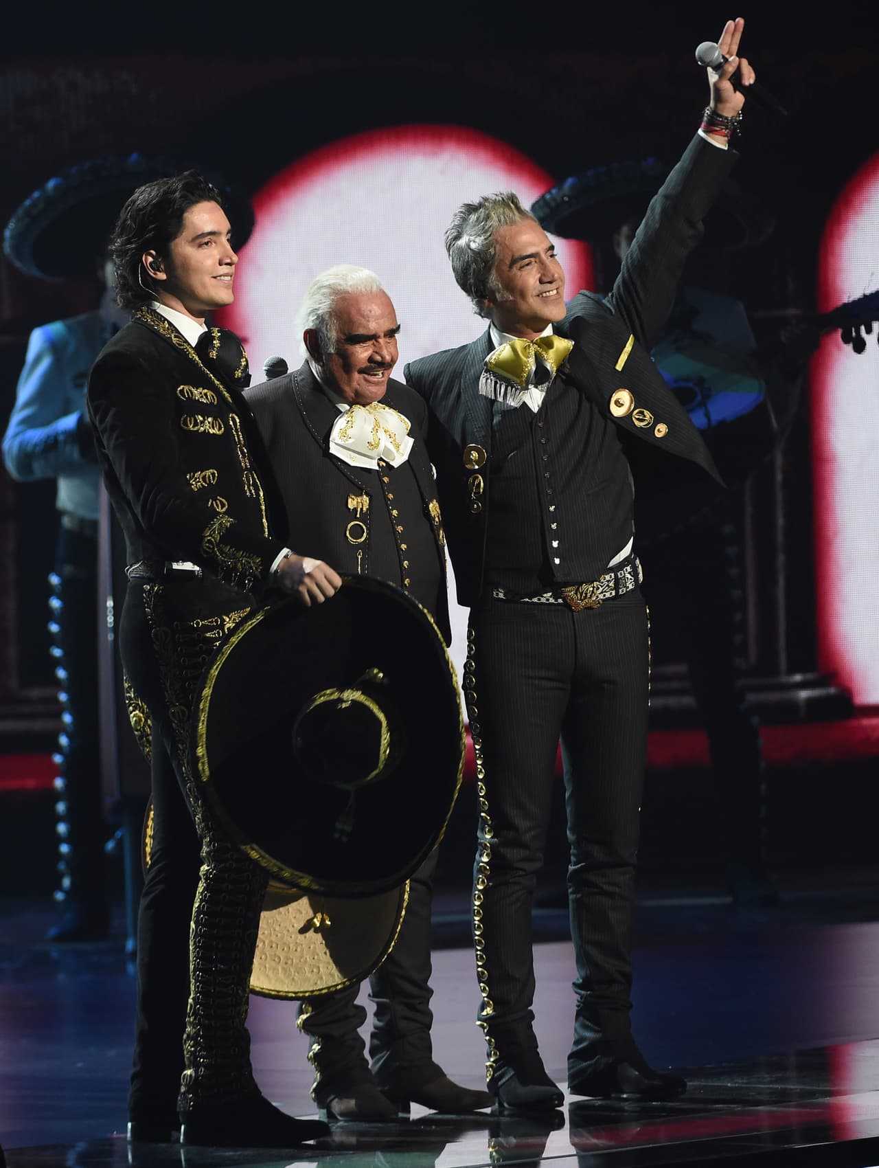 Dentro de los momentos que se robaron las palmas en la 20 entrega del Grammy Latino estuvo la primera vez que cantaron juntos Vicente Fernández, Alejandro Fernández y Alex Fernández.