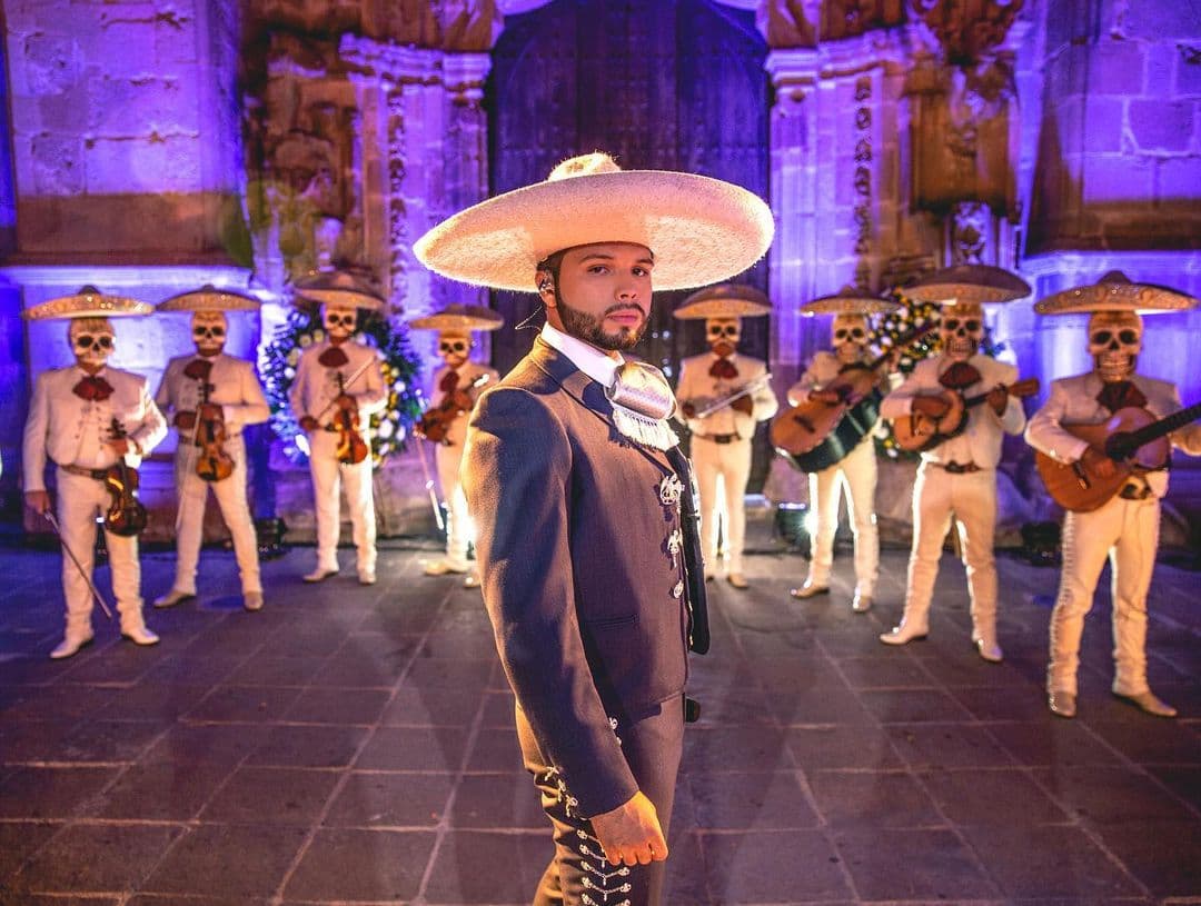 Leonardo Aguilar presume en sus redes sociales a Frida y Diego, sus perros de raza xoloescuincle.