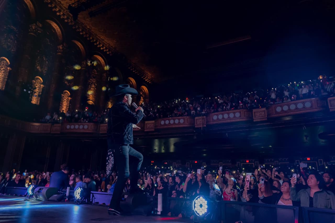 El cantante deleitó con sus éxitos a sus seguidores que se dieron cita en el recinto ubicado en el corazón de Broadway.