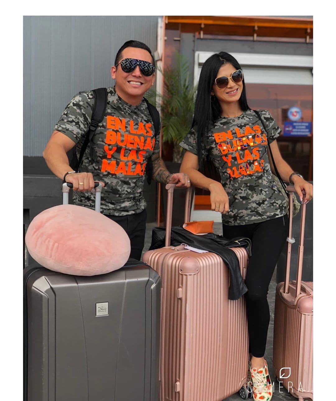 La pareja usó dos camisas idénticas de Josefina by Vero Solís en el aeropuerto.