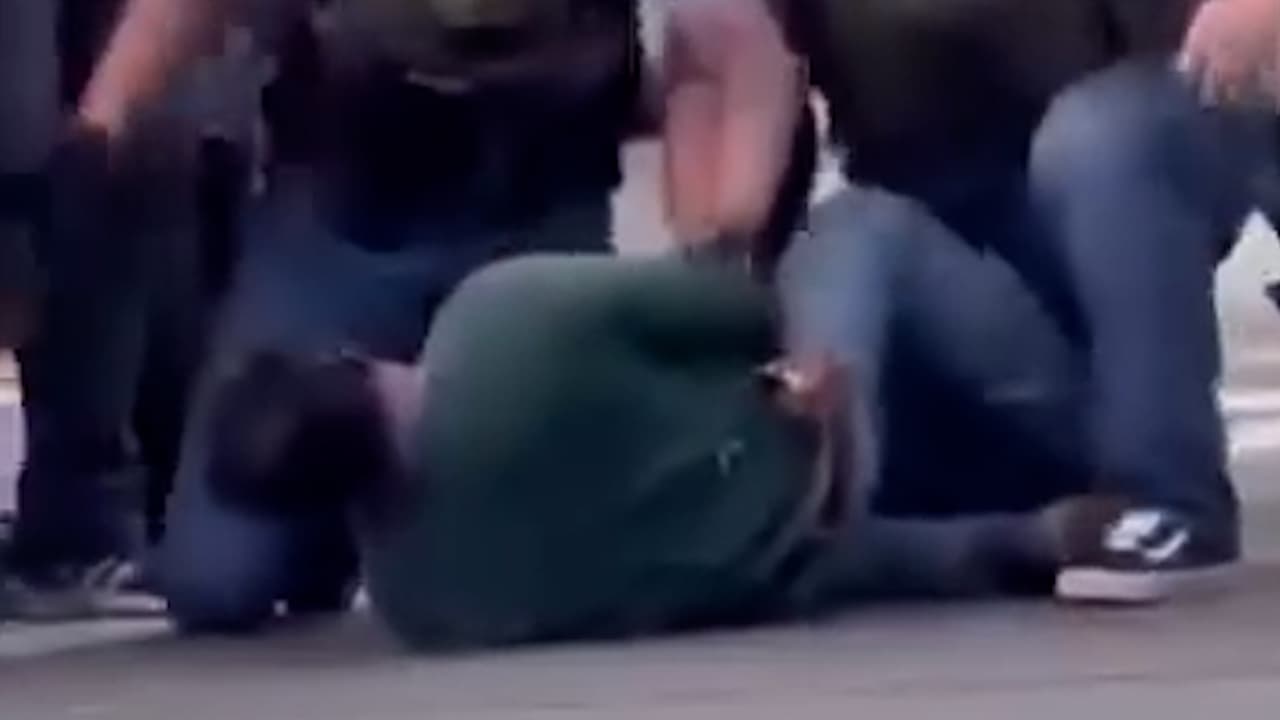 La violenta detención de un jardinero por agentes de ICE: sus tres hijos sirvieron en la Armada