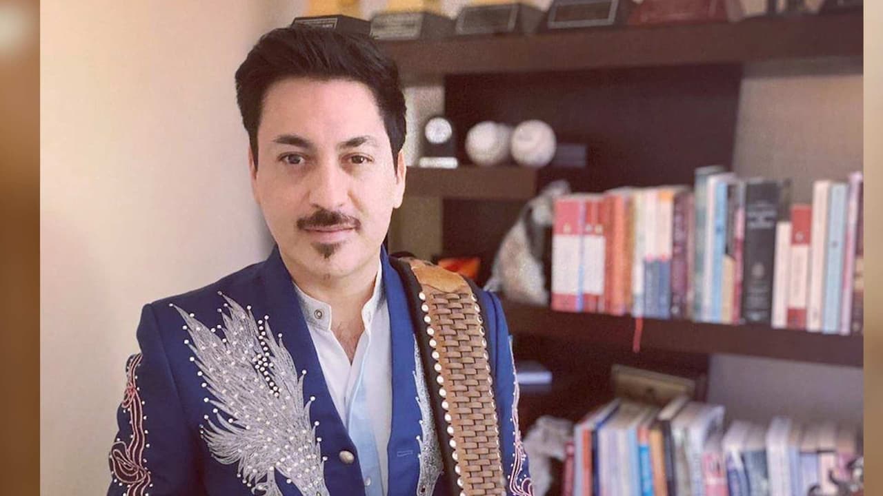 Así se divierte Luis Hernández, de los Tigres del Norte, durante la cuarentena