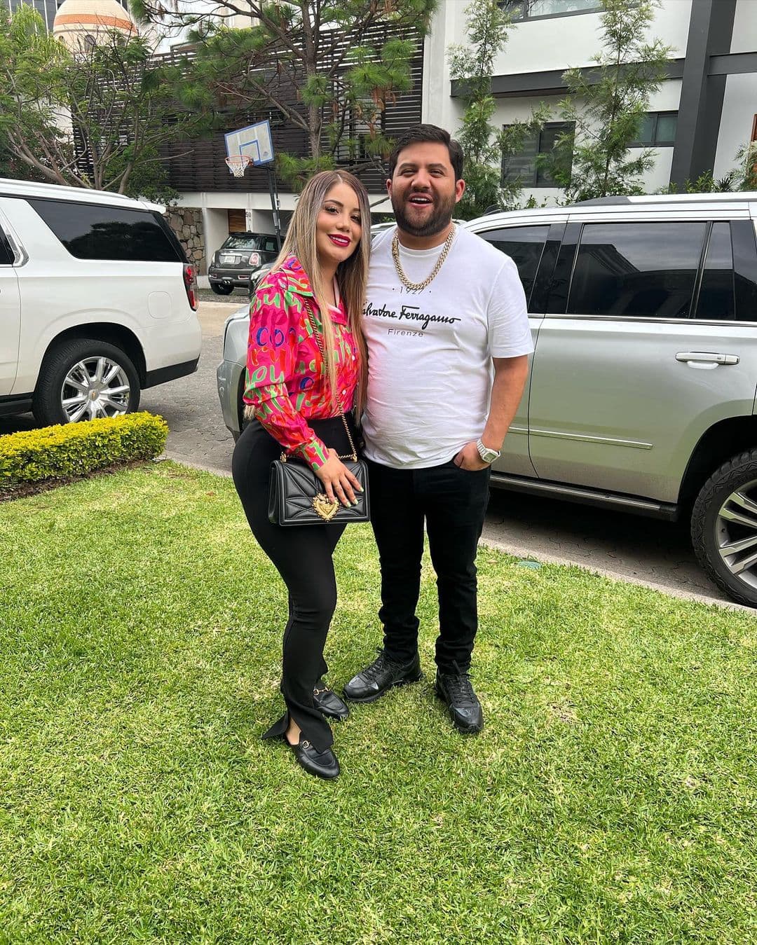 La epsosa de Luis R. Conriquez, Karen Caro, se encunetra en rehabilitación tras su accidente.
