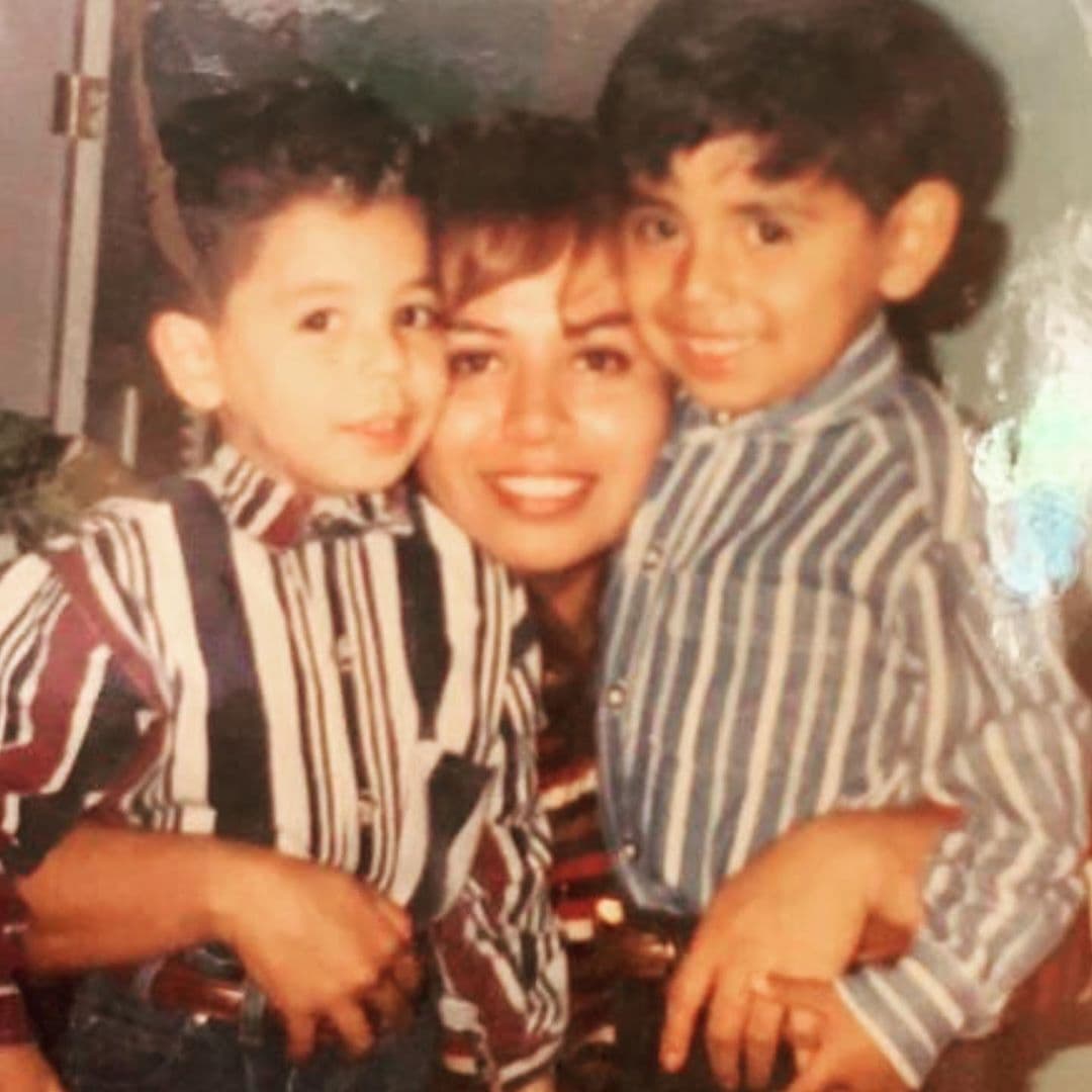 Otros que han demostrado que su mamá es parte importantísima de su vida, son los hermanos Caz, Eduin y Jhonny. Los integrantes del Grupo Firme comparten en sus redes sociales videos y Tik Toks en los que Lorena, su madre, se divierte, aunque también reniega, con ellos.