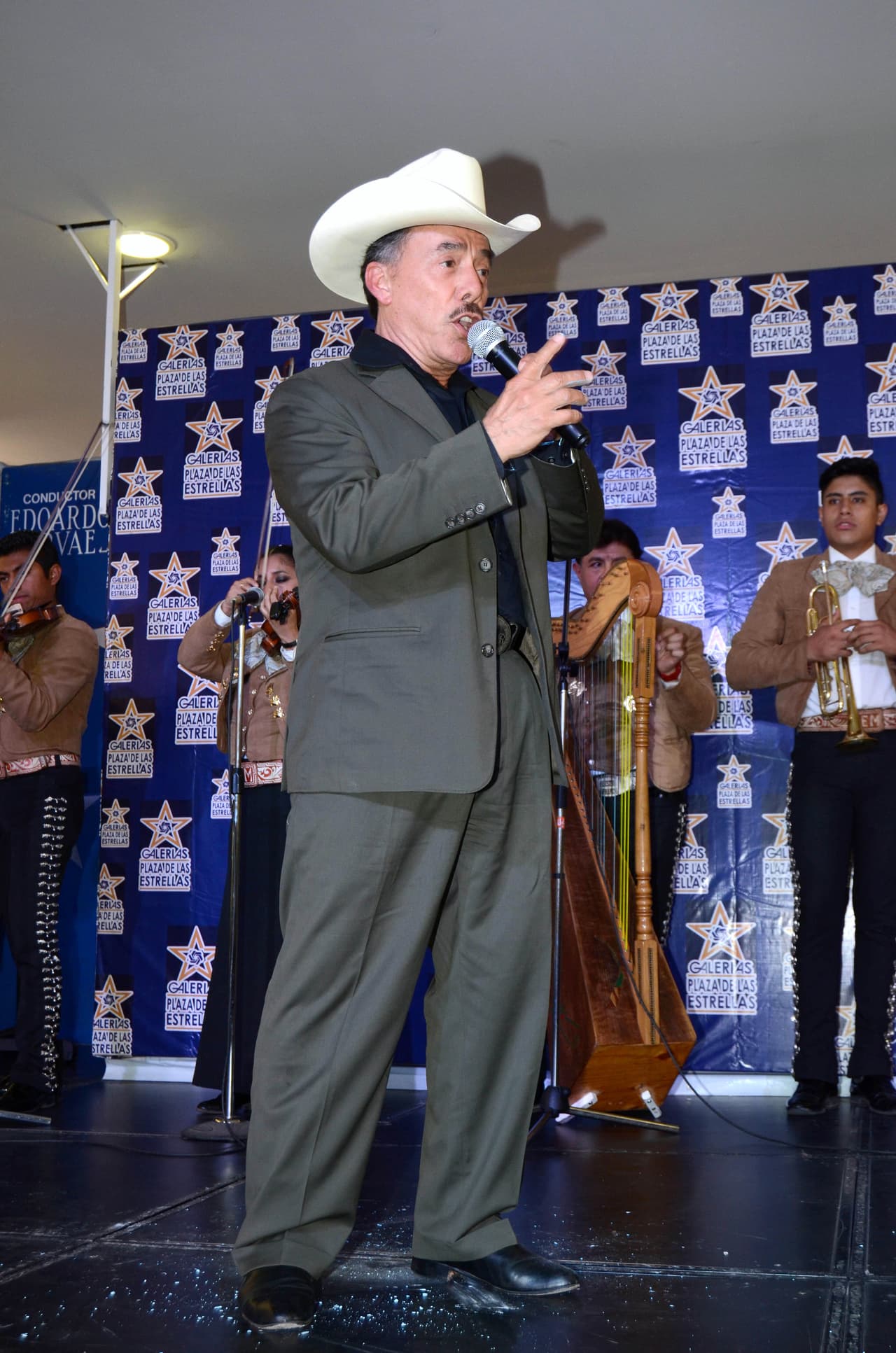 Don Pedro Rivera abrió el camino dentro del regional mexicano, pero su vida ha estado llena de escándalos amorosos. Y es que su matrimonio con Rosa Saavedra no fue el único amor que tuvo.