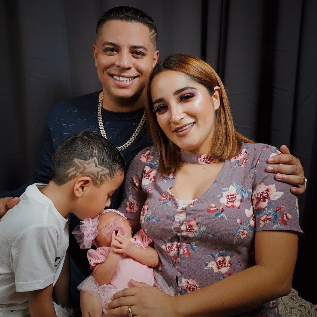 Recientemente, su familia creció con la llegada de la pequeña Geraldine y a quien su papá ya le prometió que cuando cumpla un año le contratará a la Banda El Recodo.