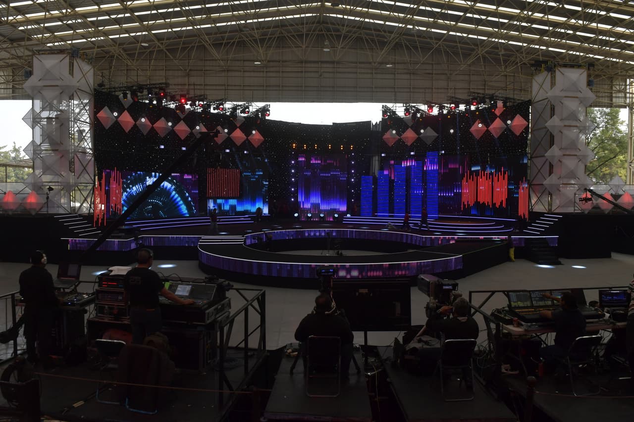 Desde tempranas horas, el escenario instalado en el Lienzo Charro de Constituyentes estuvo listo para recibir la famosa gala de premios.