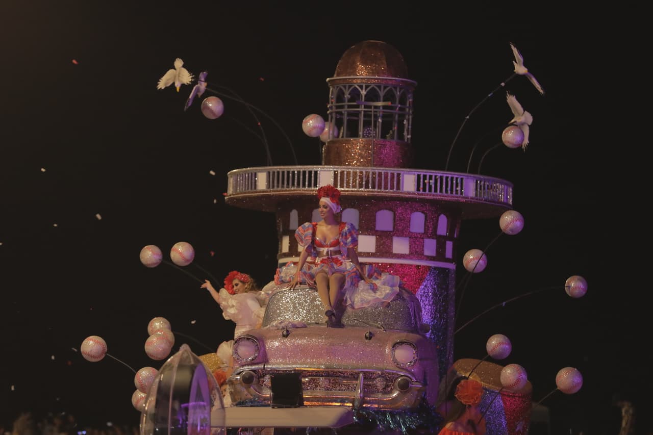 Pero no solo Los Recoditos se lucieron con su presentación, durante el carnaval se vieron diferentes carros alegóricos con diseños únicos.