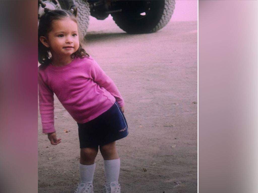 Ángela Aguilar, la más pequeña de la dinastía Aguilar, se posiciona como una de las cantantes más reconocidas dentro del regional mexicano. A ella la hemos visto crecer en los escenarios, siguiendo los pasos de su papá y abuelos.