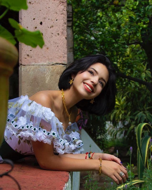 Ángela Aguilar. La cantante de 17 años recientemente acaba de pasar la barrera de los 5 millones de seguidores en la famosa red social.