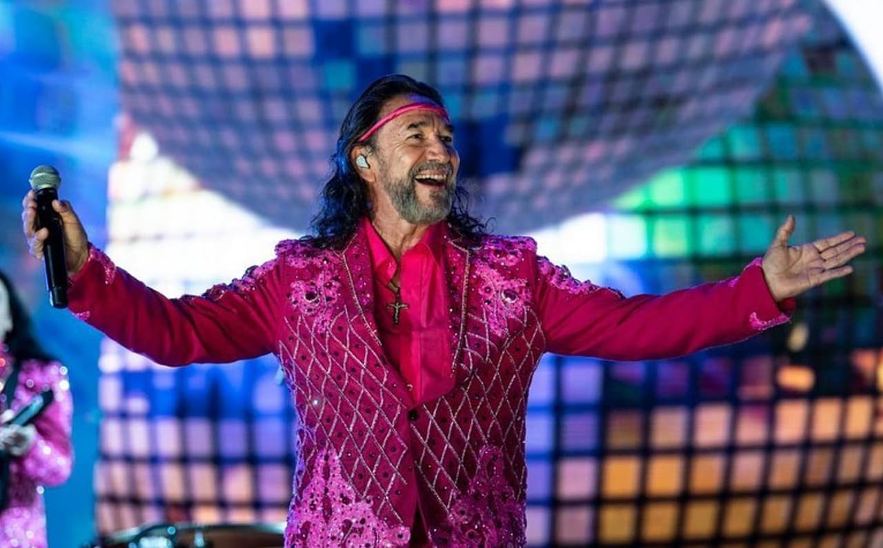 Marco Antonio Solís presume su talento en el piano y lo hace como todo un experto