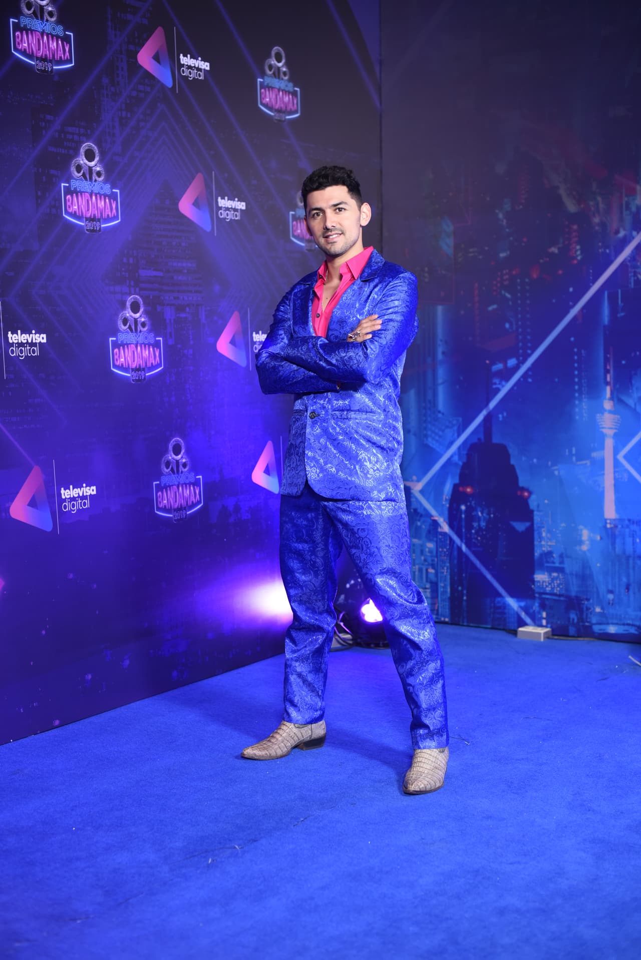 Miguel Martínez fue uno de los conductores de la alfombra azul para el canal Bandamax, con este 'outfit colorido' llegó al evento.