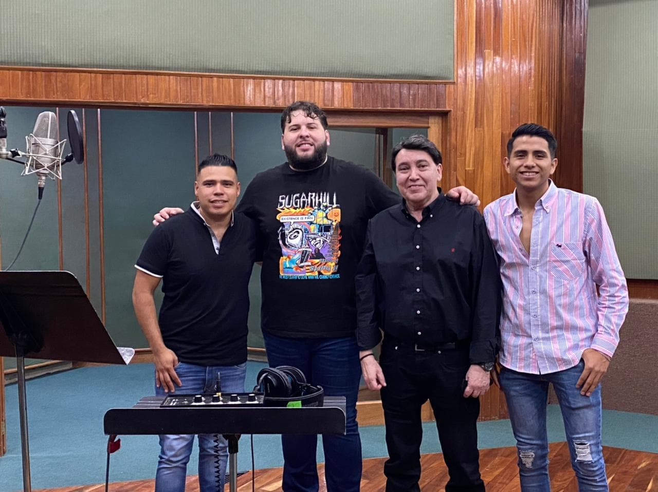 El Fantasma, Banda Lirio y José Alfredo Jiménez Jr. en el estudio de grabación.