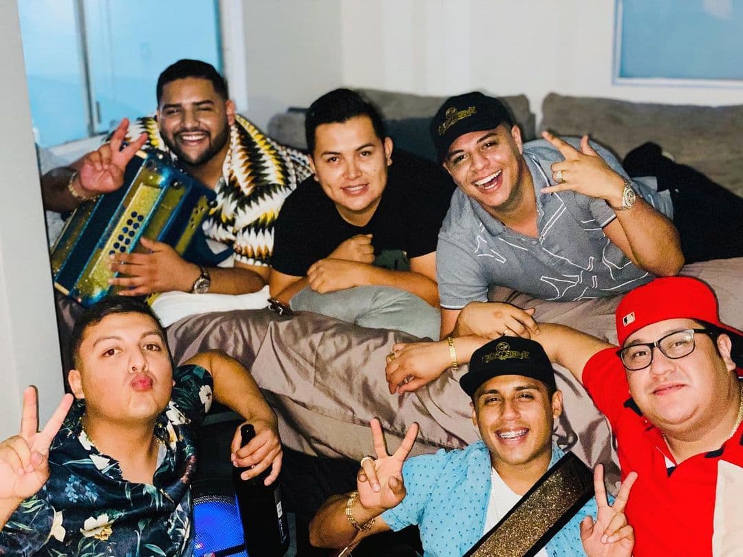 Incluso, la banda tijuanense ha logrado colaboraciones con grupos de otros géneros como Río Roma, Santa Fe Klan o Reik, siendo un gran éxito.
