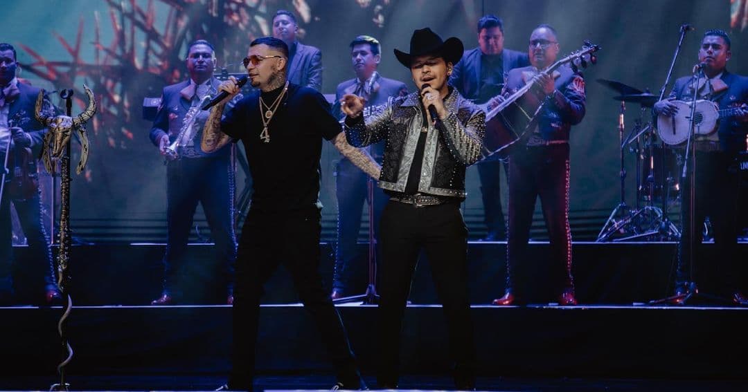 Christian Nodal y Gera MX disfrutan del éxito de su dueto "Botella Tras Botella".