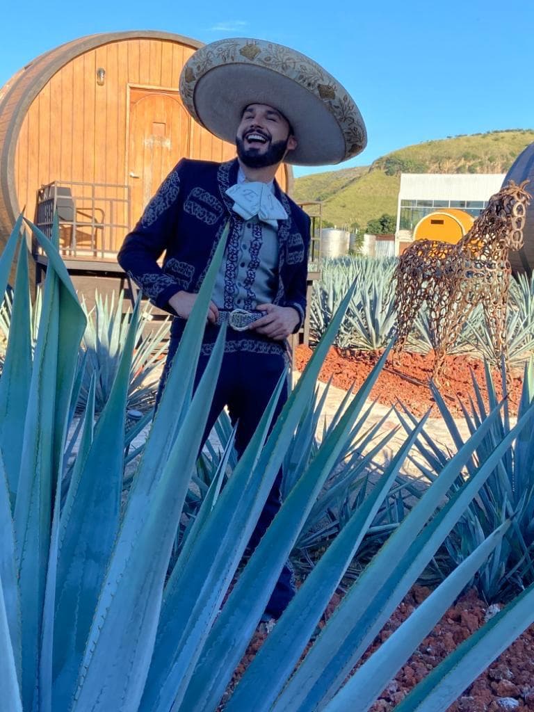 El intérprete originario de Delicias, Chihuahua, portó el emblemático vestuario con el respeto que se merece.