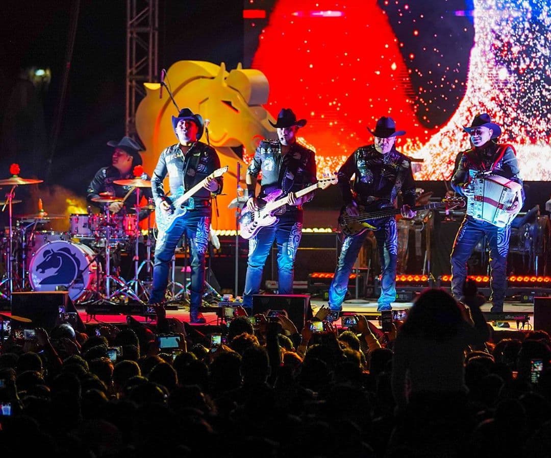 En 2017, Bronco hizo suyo el escenario principal del festival con éxitos como "Que No Quede Huella", "Adoro" y "Nunca Voy A Olvidarte. Para tal ocasión, los acompañaron Mosca, de Los Auténticos Decadentes, Kinky y Los Caligaris.
