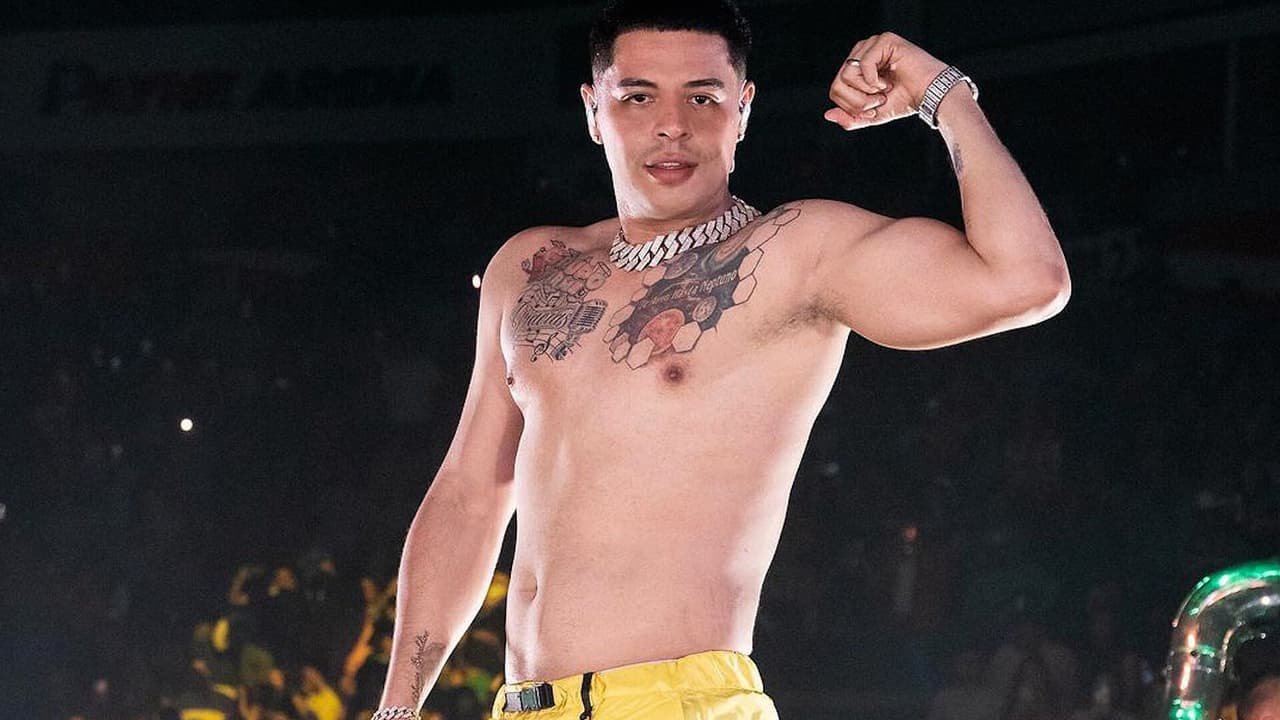 Eduin Caz se hace un nuevo tatuaje en el brazo mientras canta a capela