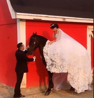 El cantante de La Trakalosa de Monterrey publicó varios videos en su cuenta oficial de Instagram, donde se ve una pequeña parte de lo que fue la sesión de fotos previo a la boda.
