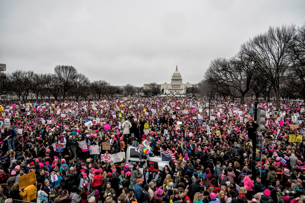 La marcha de las mujeres: En 2017, un día después de que Trump entrara como presidente de Estados Unidos, miles de mujeres salieron a las calles a marchar a manera de protesta contra el gobierno que amenazaba los derechos reproductivos y humanos.