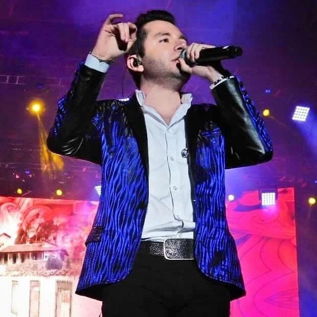 Memo Garza. Actualmente es la voz principal de la agrupación sinaloense. Es originario de Monterrey, Nuevo León. Entró a la banda en 2014.