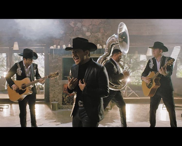 Así se oye 'Hablemos' con la voz de Christian Nodal acompañado por Los Plebes del Rancho