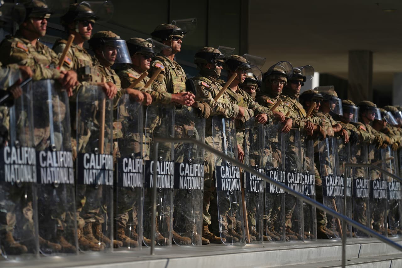 Gobierno de Trump retira a casi la mitad de tropas de la Guardia Nacional que desplegó en Los Ángeles