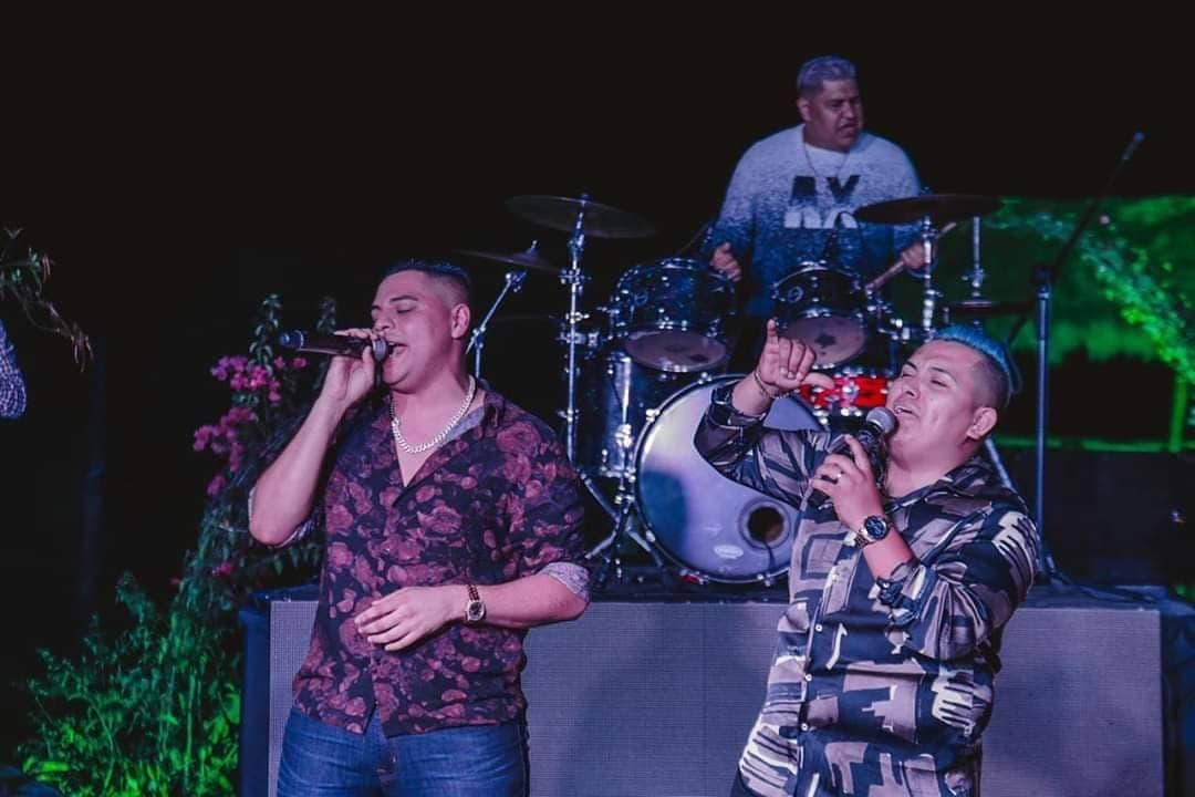 Durante cerca de 48 minutos, la agrupación del momento interpretó lo mejor de su repertorio original y sus versiones de temas a los que ha colocado su sello y que ha posicionado en lo alto del regional mexicano.