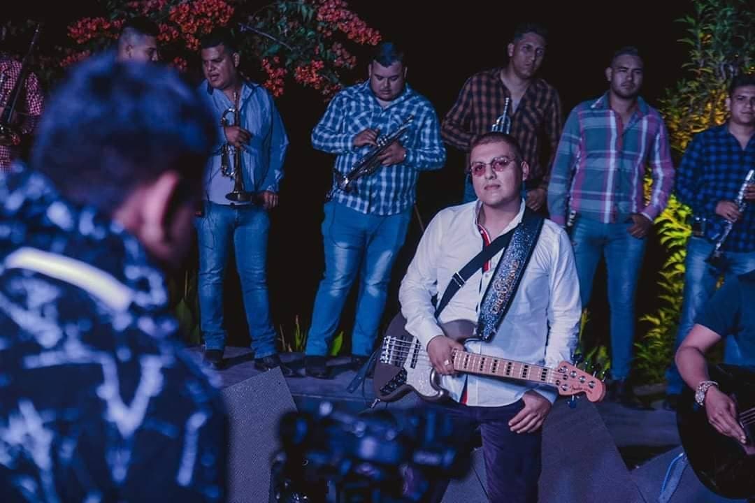 A petición de Eduin, Max se quedó un rato más en el escenario para cantar un cóver de la banda mexicana de ska Inspector, con su éxito "Amargo Adiós".