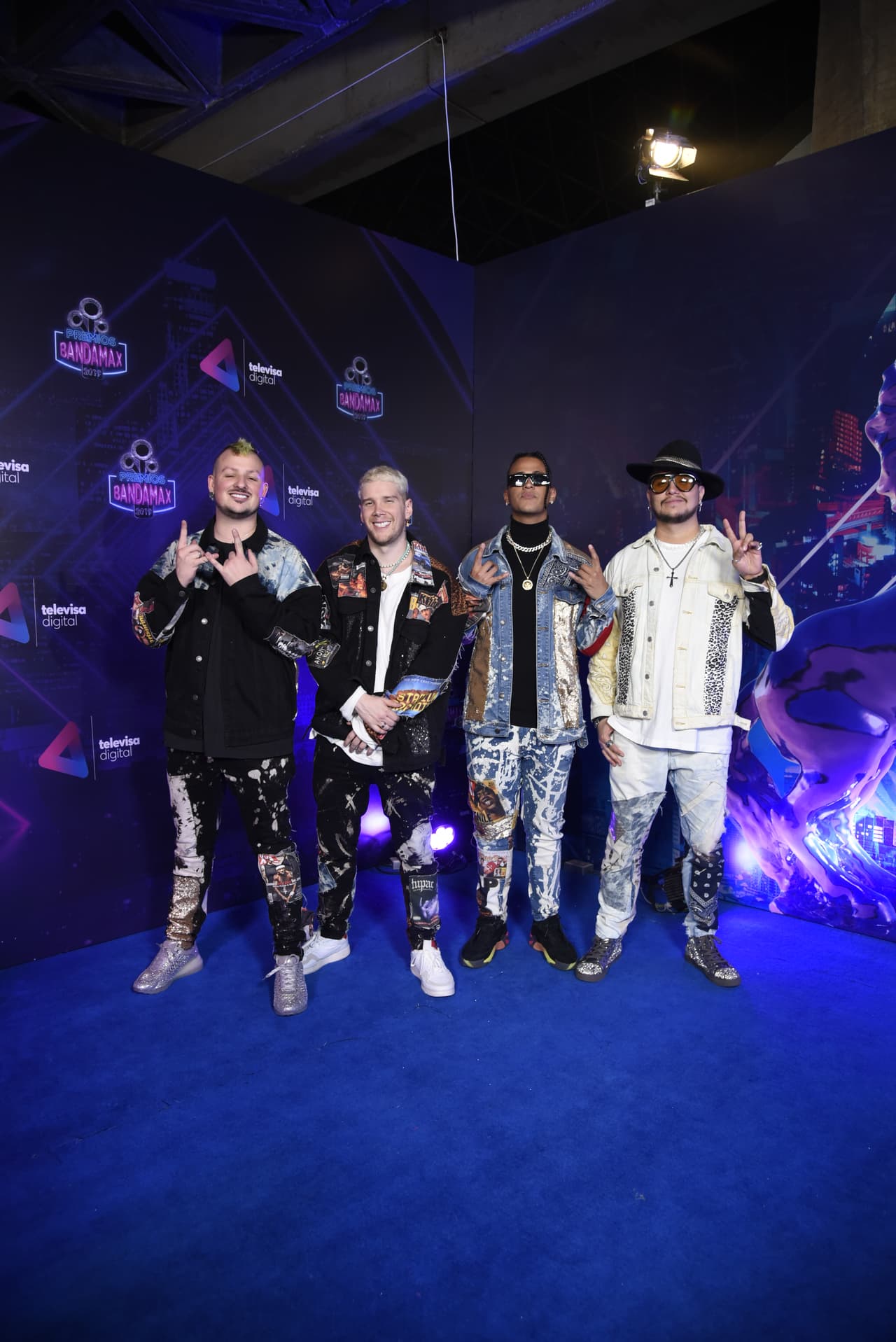 Piso 21 fue uno de los más ovacionados en su paso por la alfombra azul y aseguraron estar esperando con emoción compartir el escenario con Christian Nodal para interpretar la canción "Pa' olvidarme de ella".