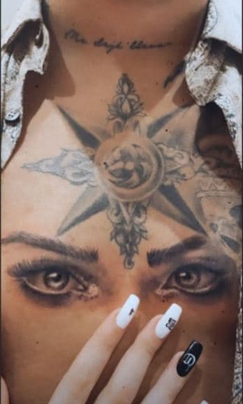 “Mucha gente cree que los tatuajes se hacen por moda, pero a mi me gusta lo que significan” agregó en dicha entrevista el cantante.