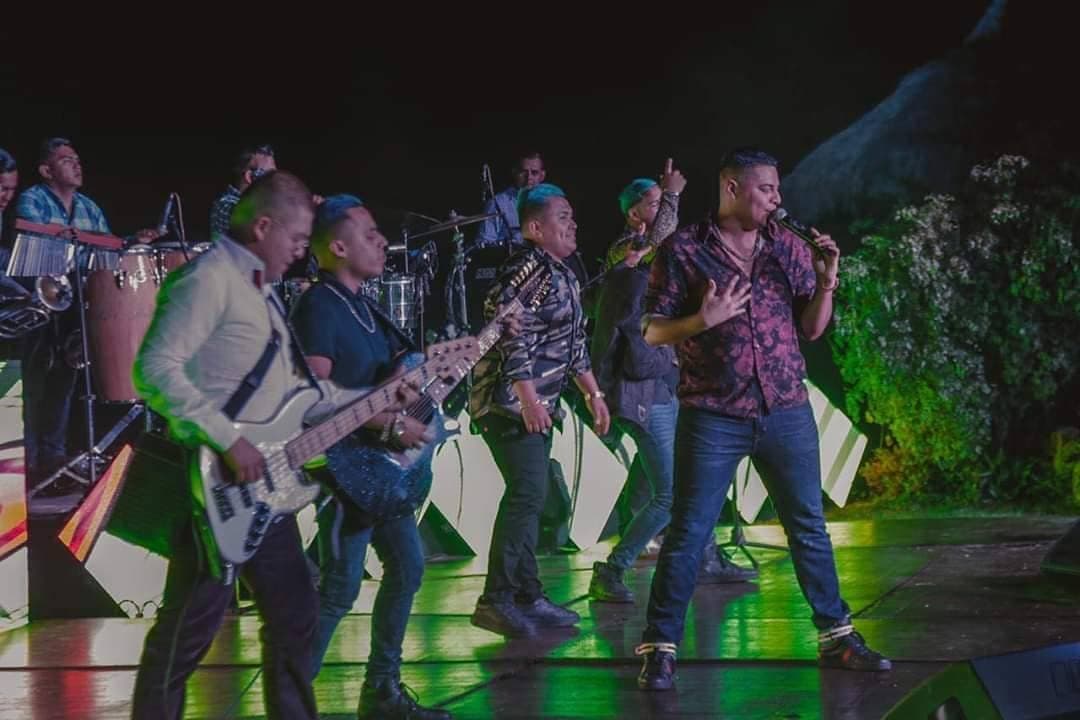 La noche transcurriría con su versión de "El Sol No Regresa", de La Quinta Estación. "Esta canción la quisimos cantar aquí con ustedes porque es una de las que más cantan las mujeres borrachas en los conciertos”, expresó Eduin Caz.