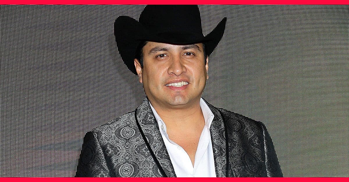 Julión Álvarez interrumpe entrevista para tomarse una foto con su fan