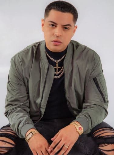Además, el líder y compositor de “Me Gustas” compartió en sus redes sociales varias fotografías de la transformación a la que se sometió para este nuevo video.