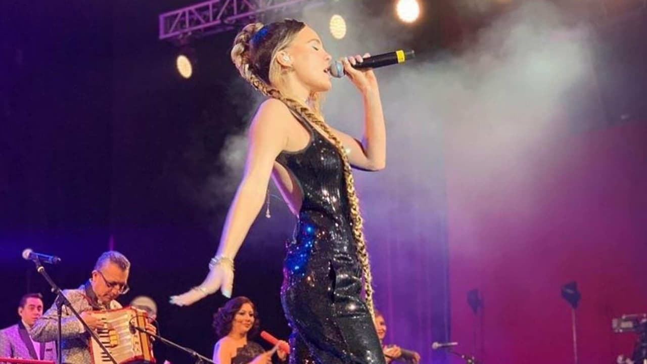 Derrochando estilo, Belinda se presentó junto a Los Ángeles Azules