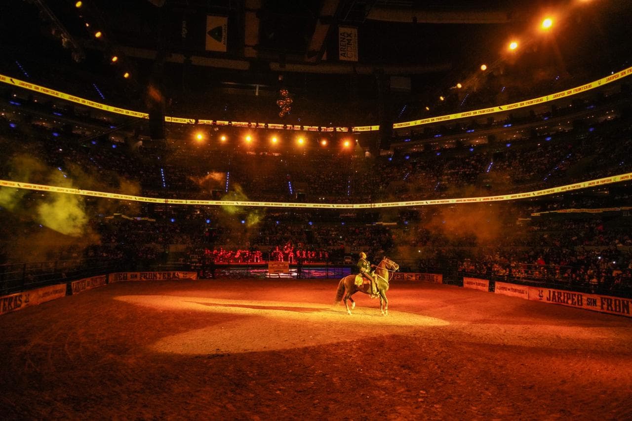 Pepe Aguilar y su familia abarrotaron la Arena Ciudad de México, con una entrada de 19 mil personas.