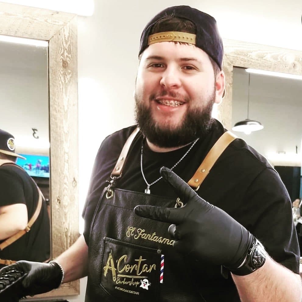 Entre otros de los talentos que tiene está la barbería, pasión con la que ya tiene su propio negocio: A Cortar Barbershop.