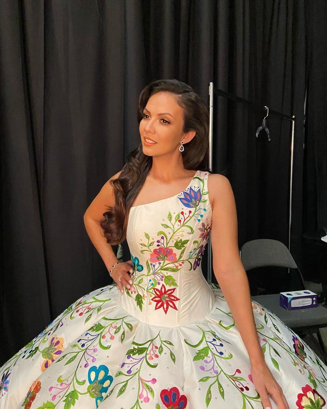 Lupita Infante, nieta de Pedro Infante, rinde homenaje a su abuelo en los Latin Grammy